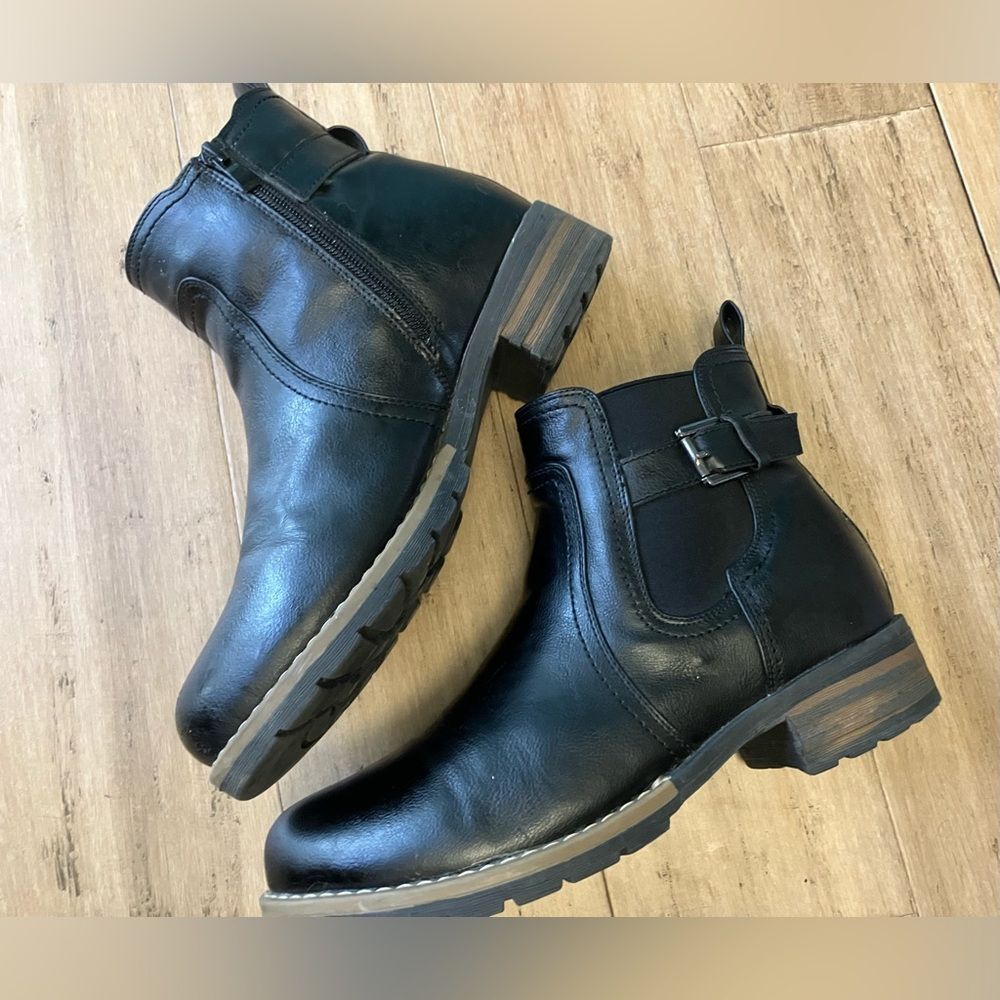 Jeossy Milan Chelsea leather black heeled side zip women’s boots. Size 10